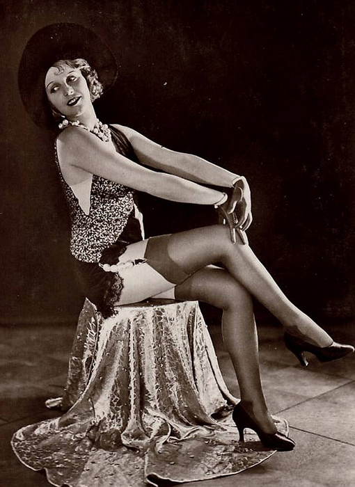 Mujer flapper utilizando medias con liguero Mujer flapper de los años 20 utilizando medias con liguero