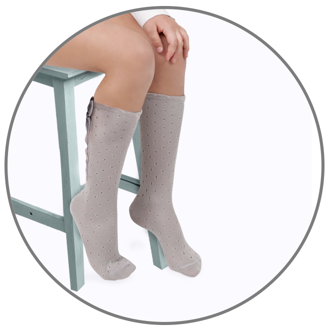 Calcetines altos plumeti con costura trasera y lazo doble