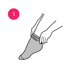 Enrollar el panty y colocarlo con el pie estirado Enrollar el panty y colocarlo con el pie estirado, por encima del talón