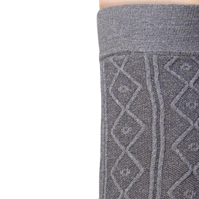 Detalle calcetín alto con diseño geométrico de rombos