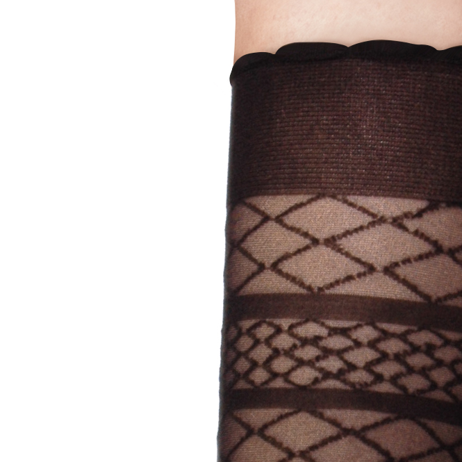 Detalle calcetín alto con diseño geométrico de rombos