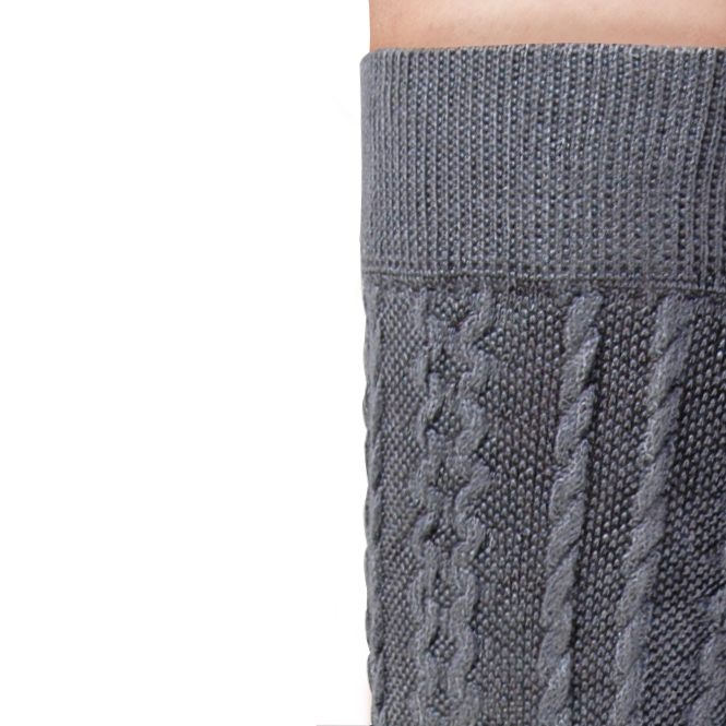 Detalle calcetín alto con diseño labrado lineal
