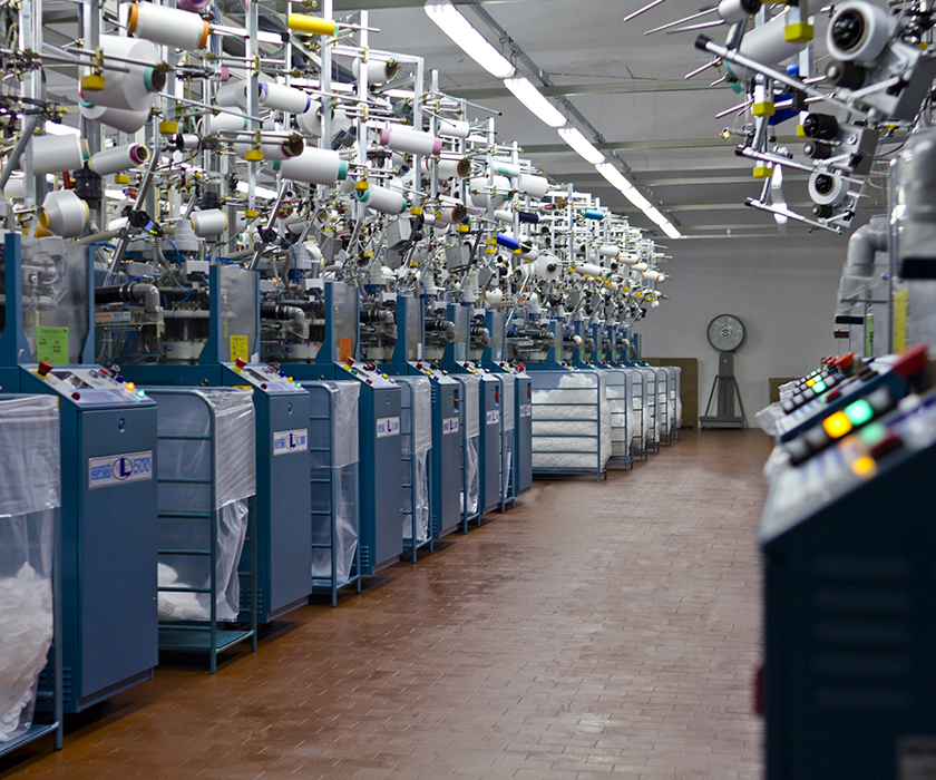 Telares circulares monocilíndricos Telares circulares monocilíndricos con bobinas de hilos