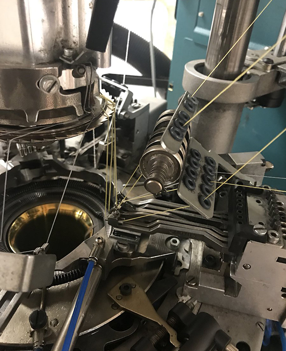 Telar circular monocilíndrico Telar circular monocilíndrico donde se teje el largo de la pierna de las medias