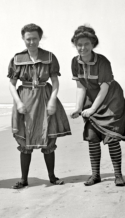 Los trajes de baño en 1910 se utilizaban con medias